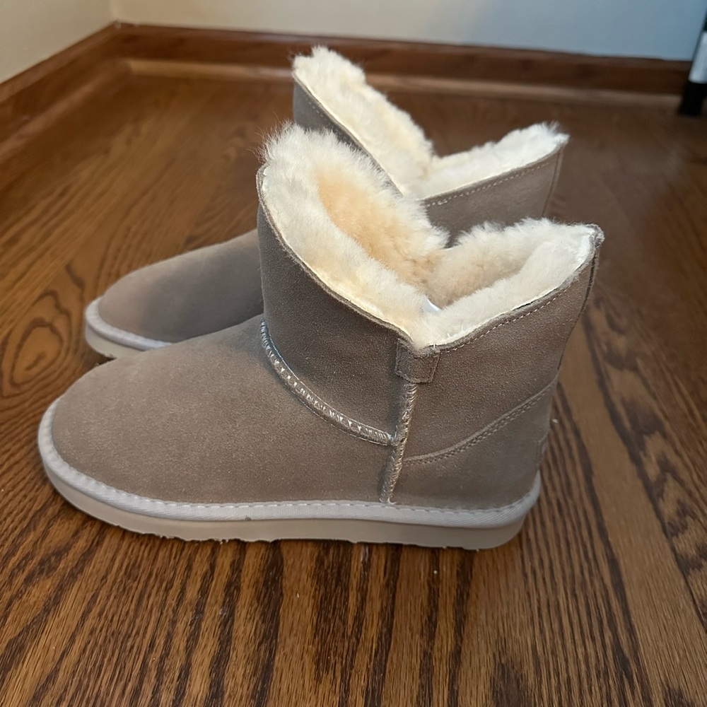 Brand New Women’s Lamo Boots